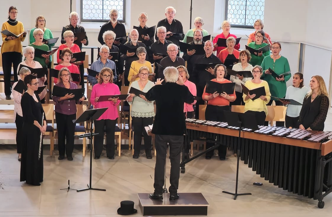 Der Konzertchor mit dem Duo Carman in voller Aktion. 
Fotografiert am Konzert vom 22. September 2024 in der evang. Kirche Teufen AR